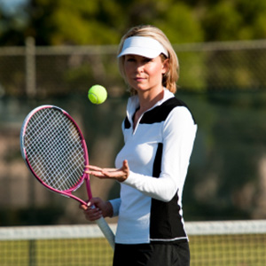 Joueur de tennis, femme professionnelle et sportive tenant une raquette à  l'air sérieux et prête à jouer dans une compétition. Femme en bonne santé,  en forme et athlétique Photo Stock - Alamy