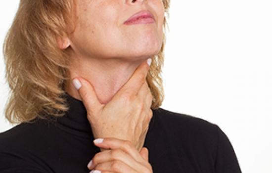 Les maux de gorge, des symptômes aux traitements