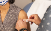 COVID-19: des vaccins à la pharmacie