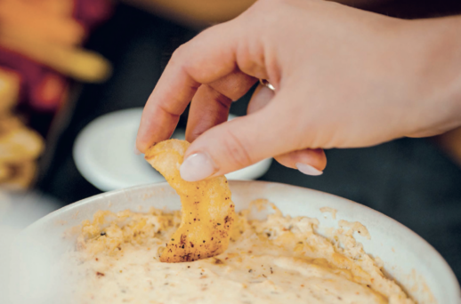 Trempette chaude à l’artichaut, chips pimpées et crudités