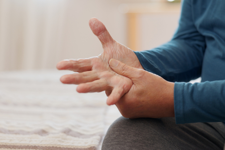 Est-ce vrai que les rhumatismes sont plus douloureux par temps humide?